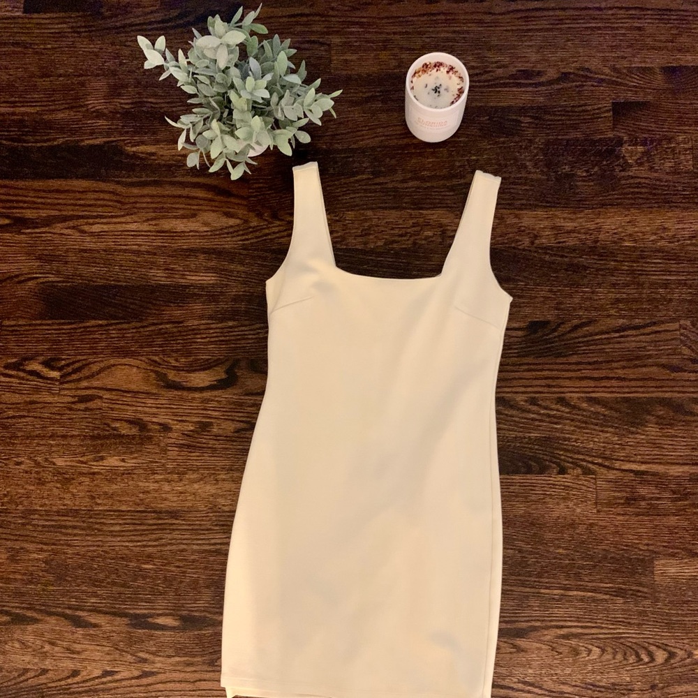 Cute pale yellow summer dress. Great material. Only worn a few times.